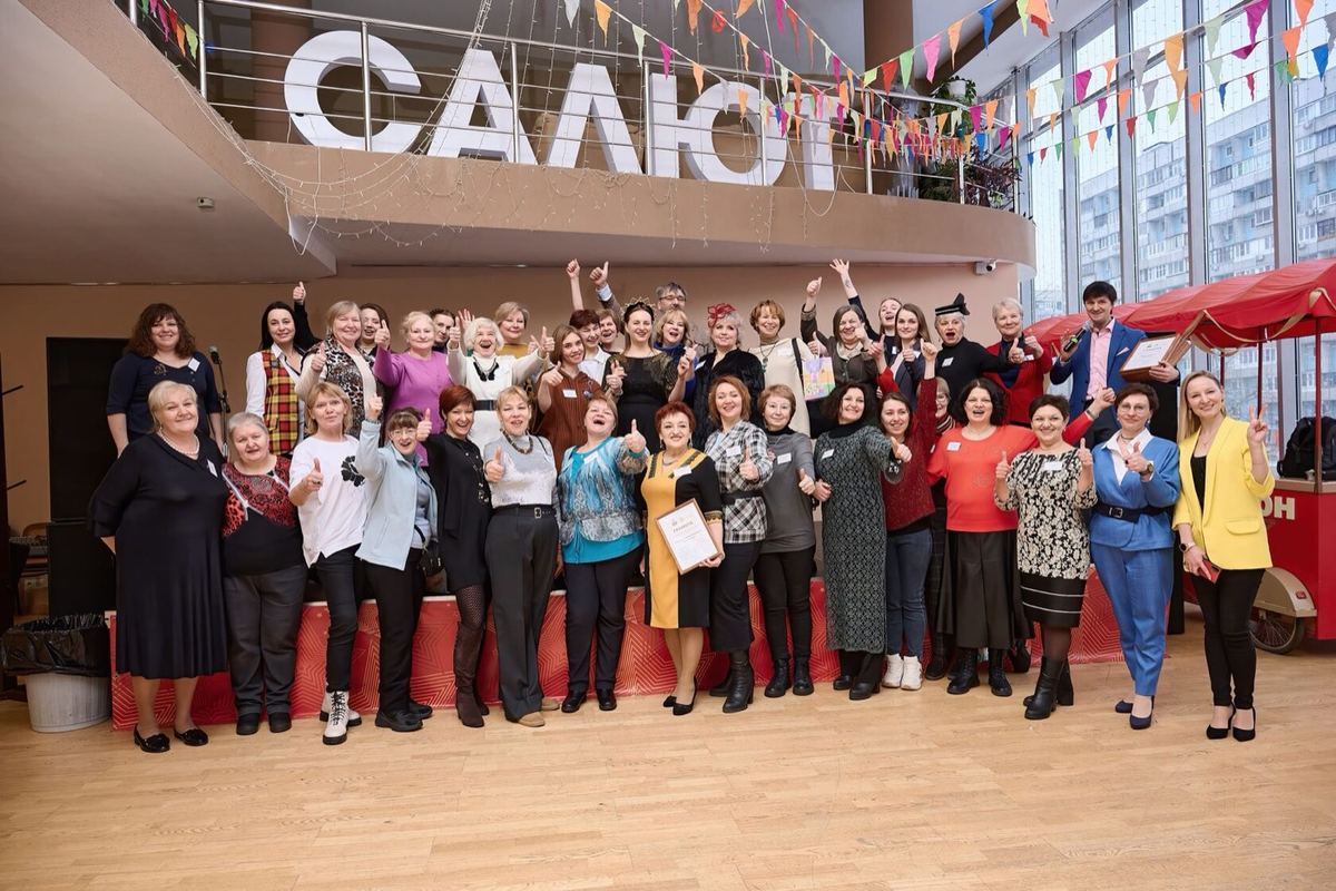 Команда академии и ученики на празднике «Салют»